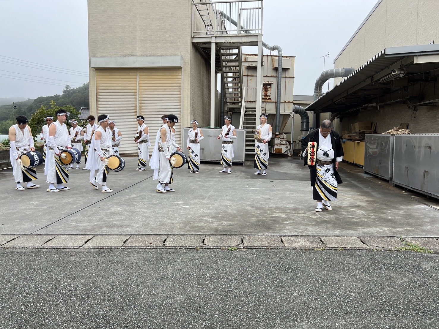 太鼓を打ち鳴らして踊る保存会の様子